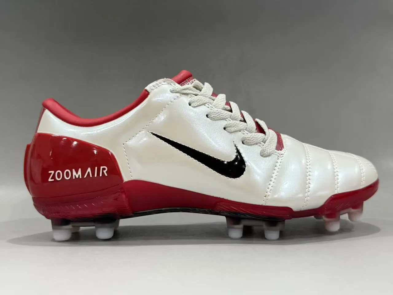 Nike White Red Low-Cut Leather Upper Quilted Vamp Firm-Ground Soccer Shoes 9