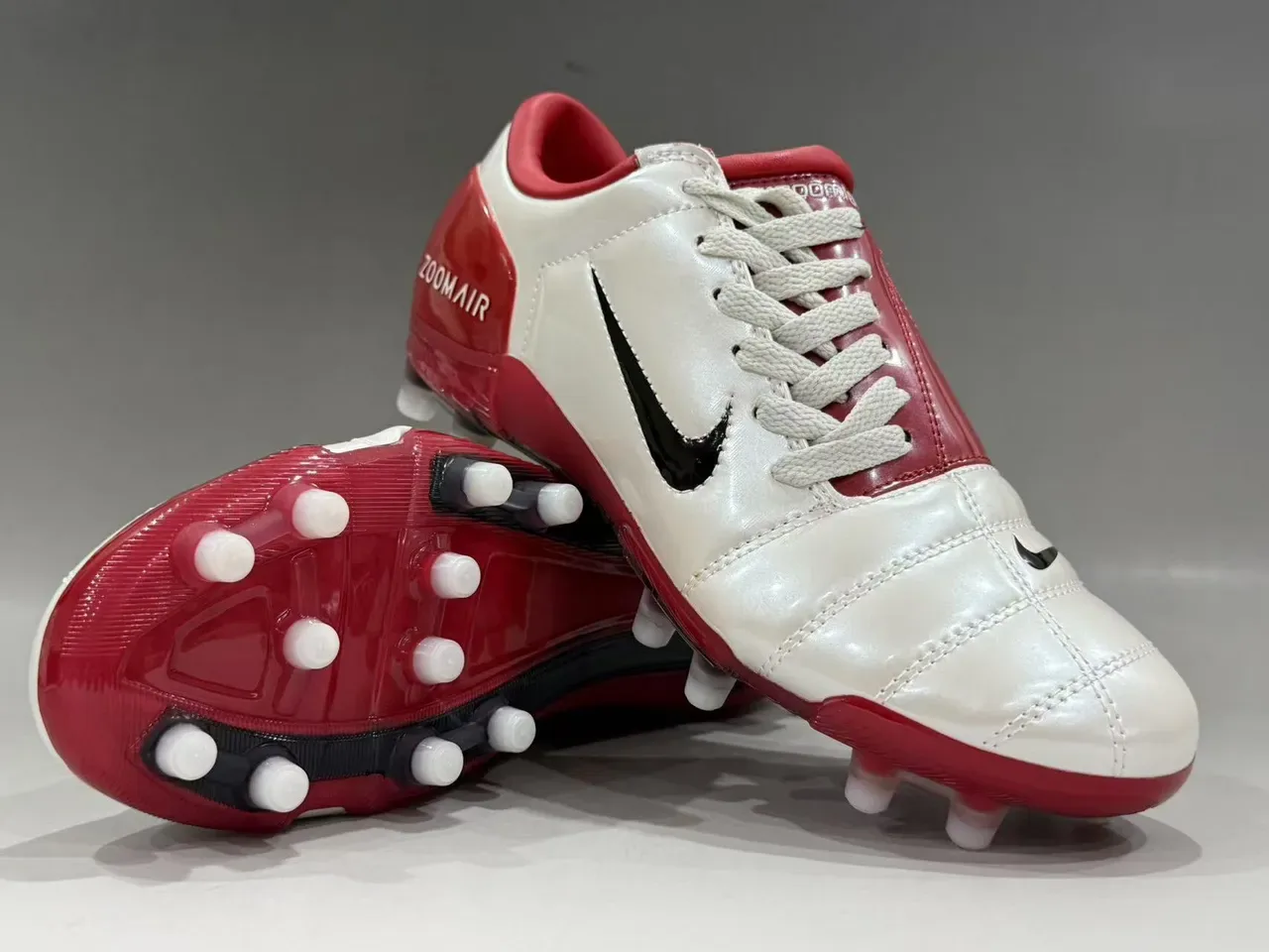 Nike White Red Low-Cut Leather Upper Quilted Vamp Firm-Ground Soccer Shoes 10