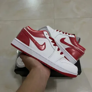 Nike Zapatillas Lifestyle Blancas y Rojas Low-Top Glossy Patent Overlays
