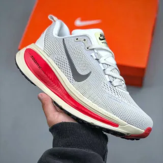 Nike Zoom Vomero 5 رمادي فاتح أحمر أحذية جري