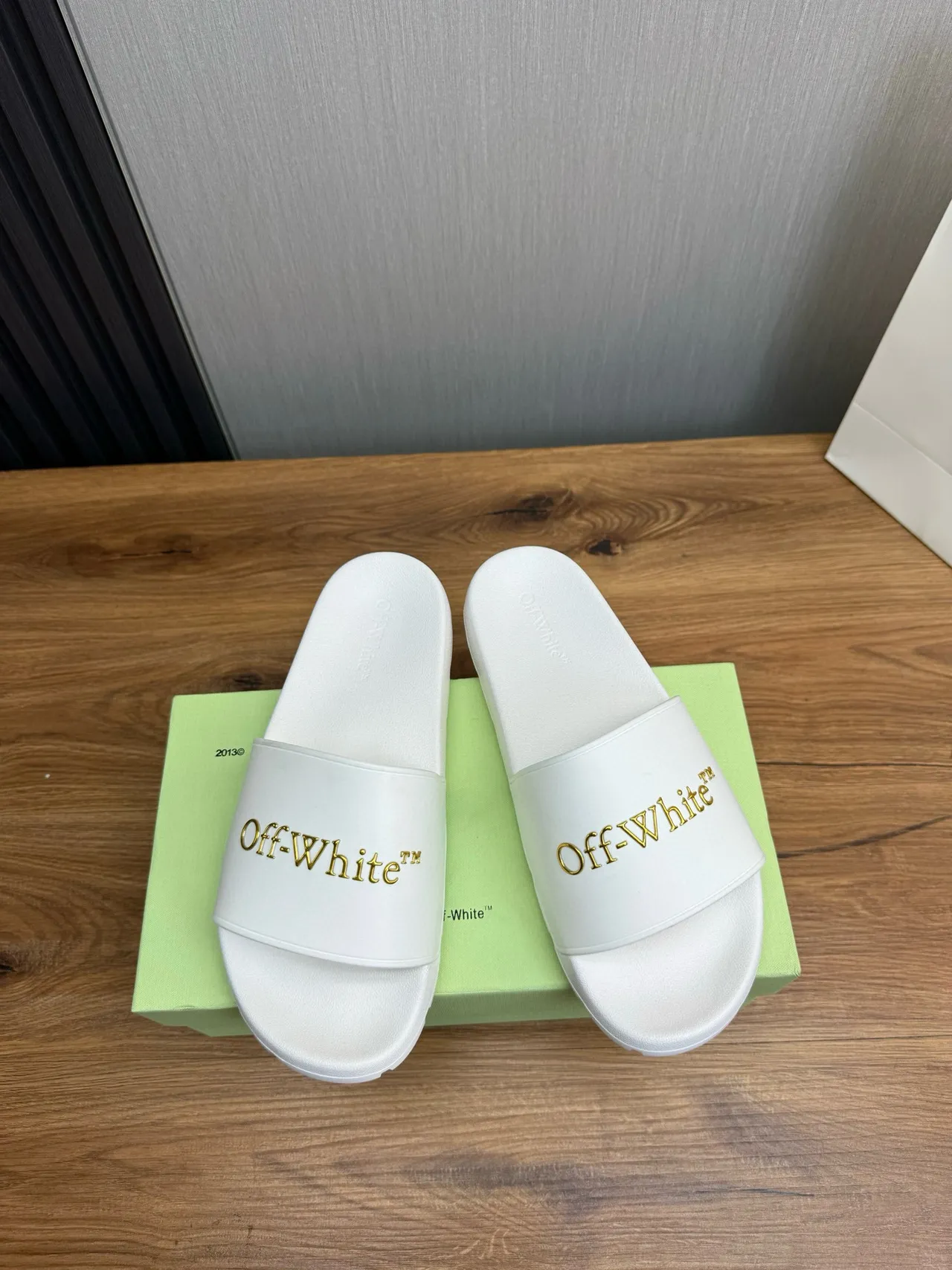 Off-White Sandálias Deslizantes Brancas Douradas com Logo 2