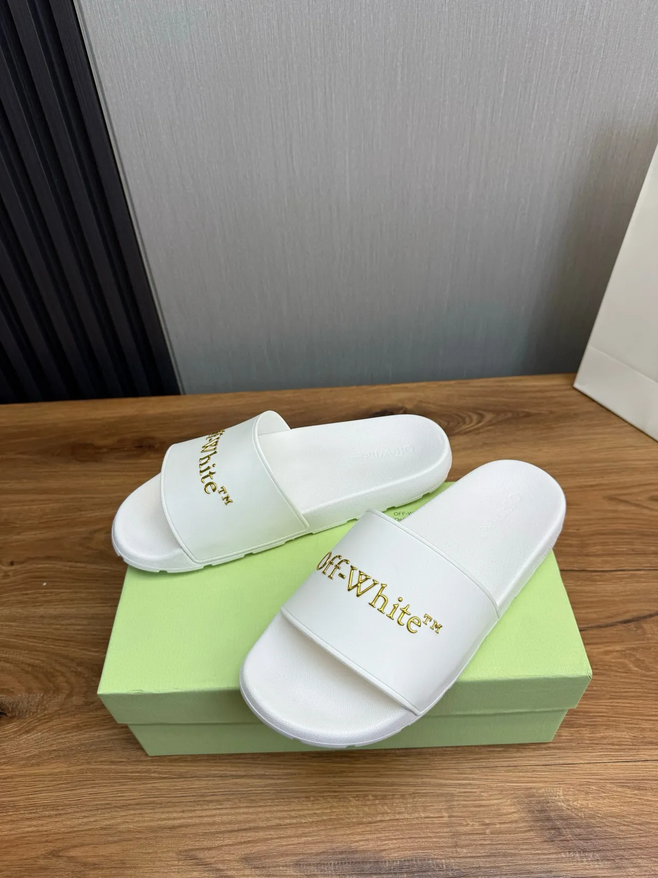 Off-White Sandálias Deslizantes Brancas Douradas com Logo 3