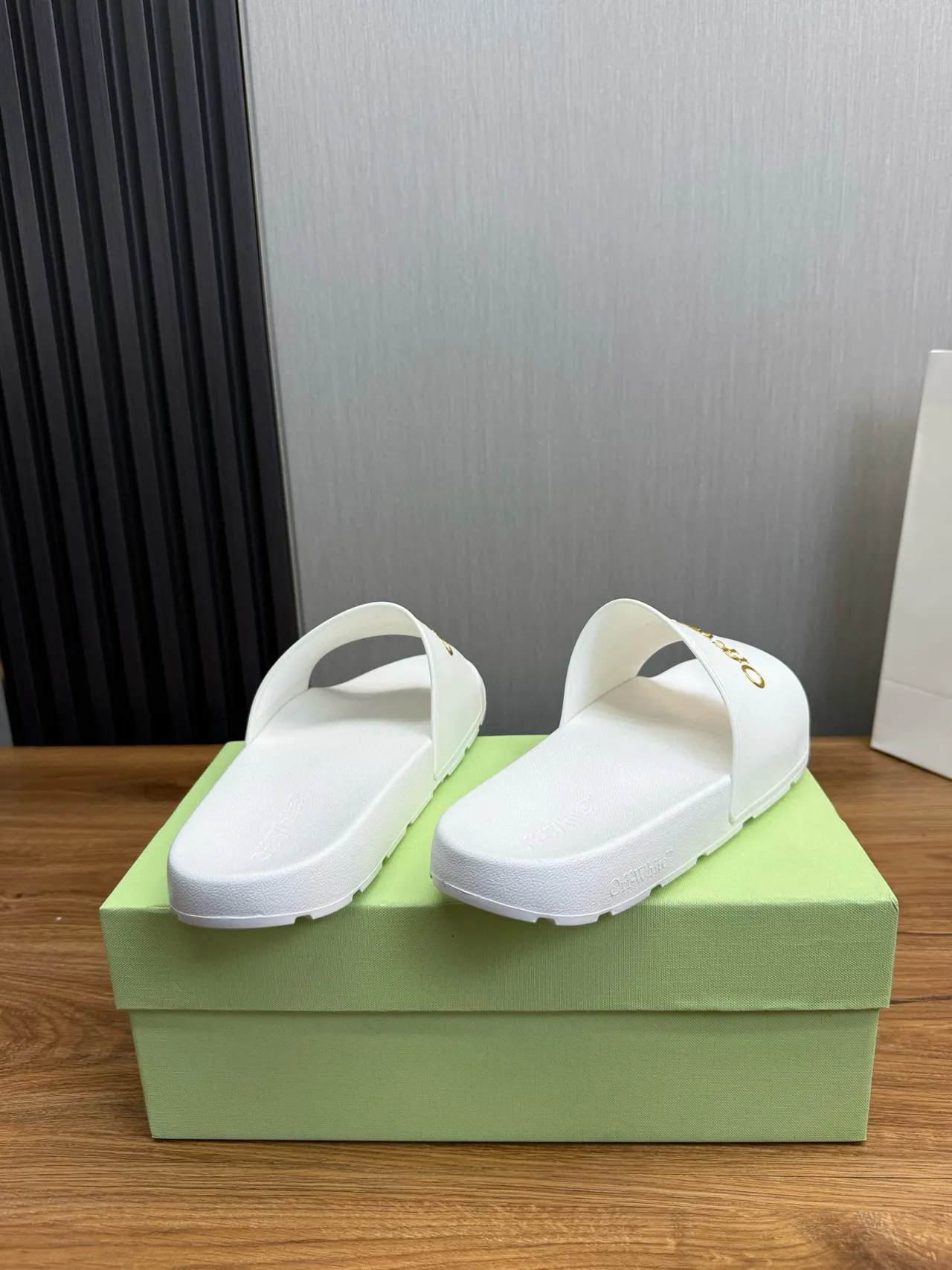 Off-White Sandálias Deslizantes Brancas Douradas com Logo 4