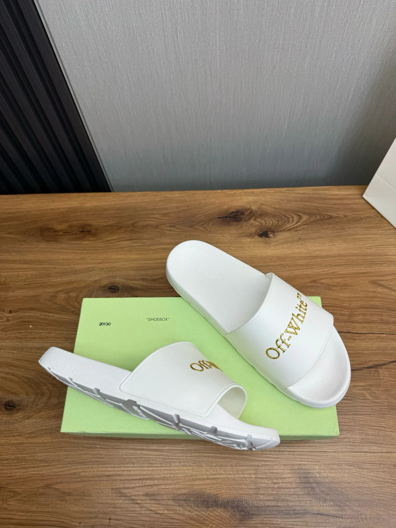 Off-White Sandálias Deslizantes Brancas Douradas com Logo 5