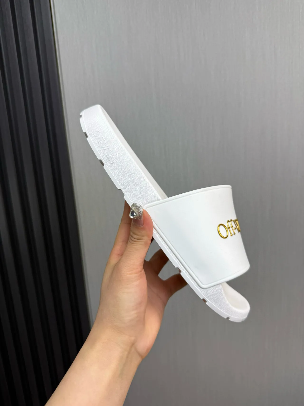 Off-White Sandálias Deslizantes Brancas Douradas com Logo 6