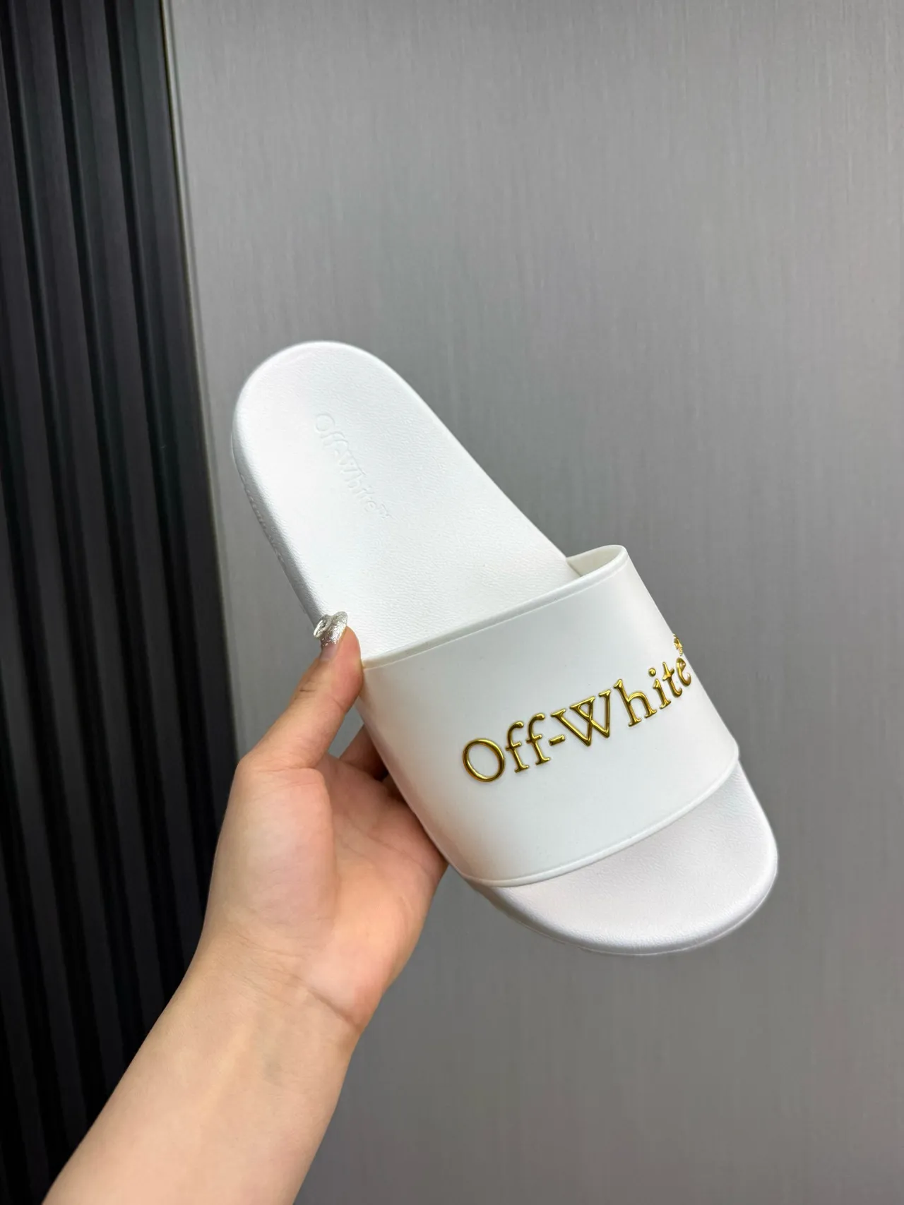 Off-White Sandálias Deslizantes Brancas Douradas com Logo 7