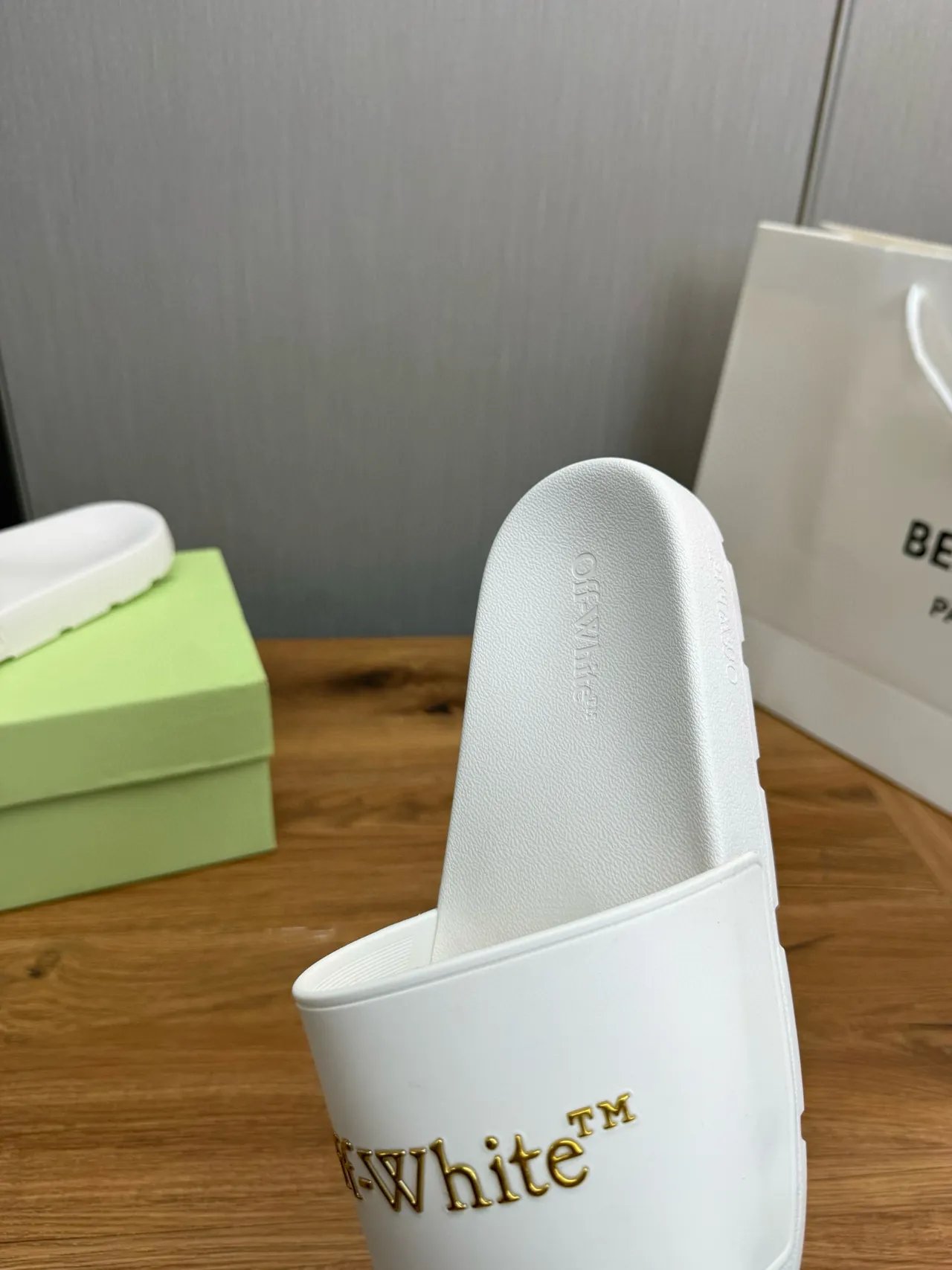 Off-White Sandálias Deslizantes Brancas Douradas com Logo 8