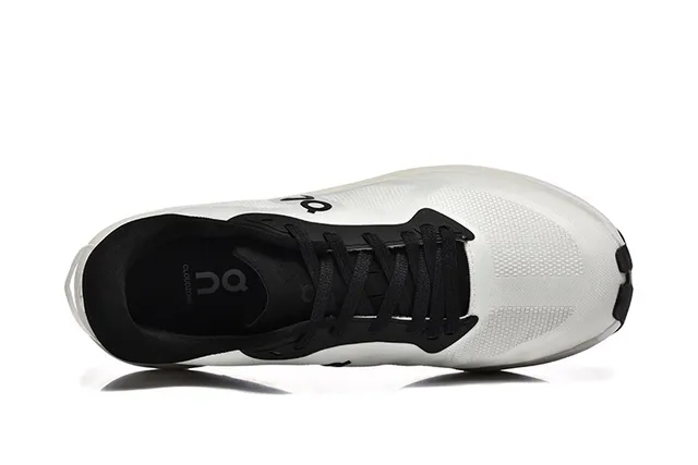 On Cloud blanc et noir empeigne en maille ingenierie sculptée CloudTec medi-soule chaussures de running 2