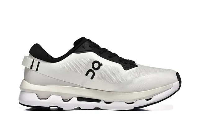On Cloud blanc et noir empeigne en maille ingenierie sculptée CloudTec medi-soule chaussures de running 3