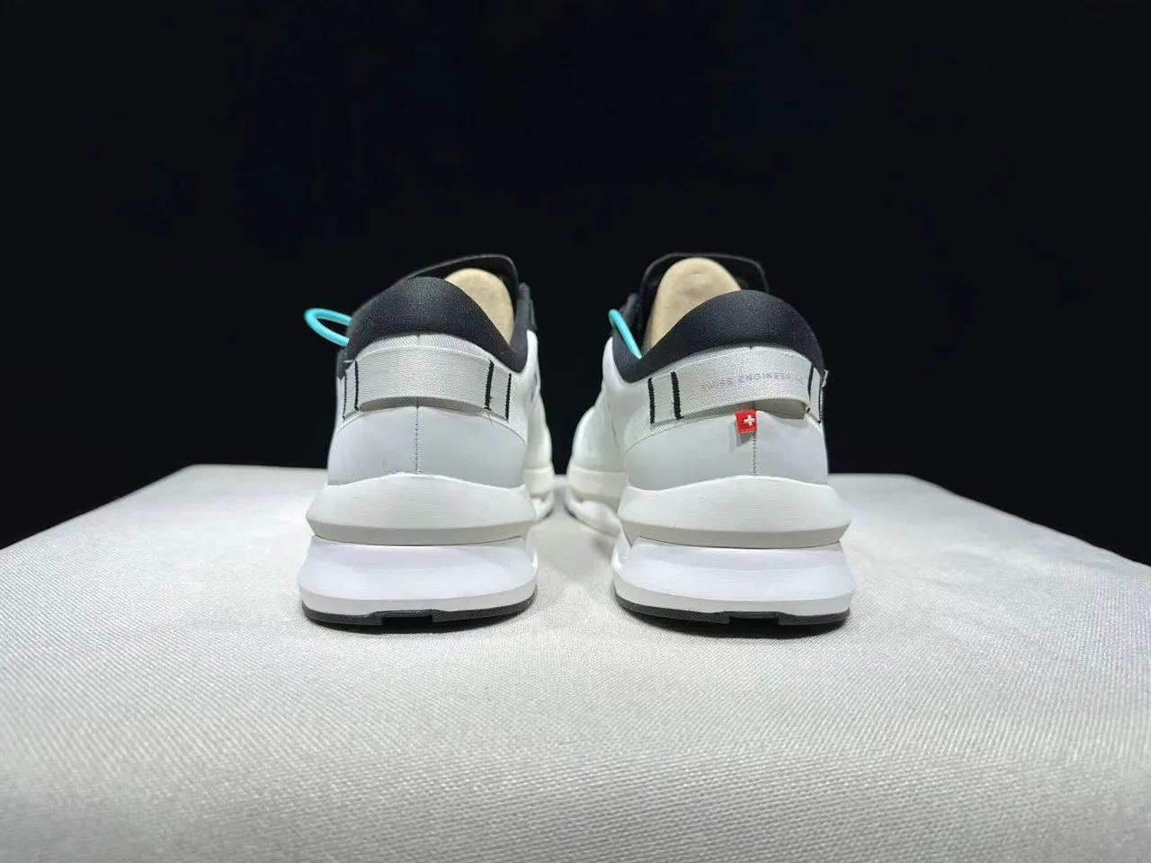 On Cloud blanc et noir empeigne en maille ingenierie sculptée CloudTec medi-soule chaussures de running 6