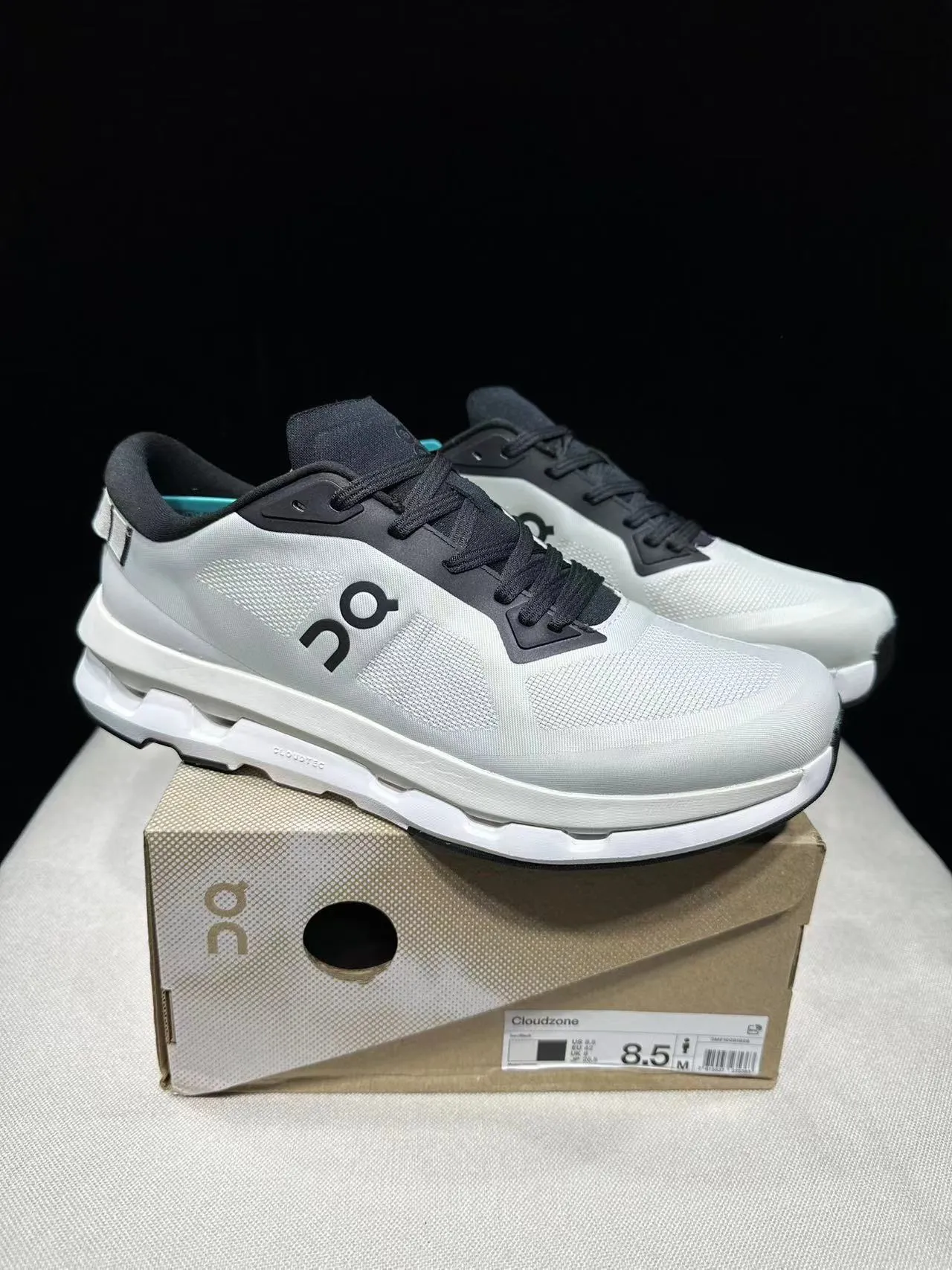 On Cloud blanc et noir empeigne en maille ingenierie sculptée CloudTec medi-soule chaussures de running 7