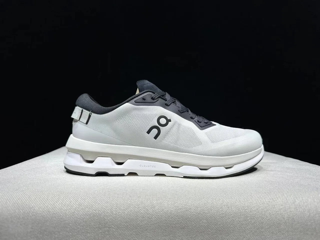 On Cloud blanc et noir empeigne en maille ingenierie sculptée CloudTec medi-soule chaussures de running 8