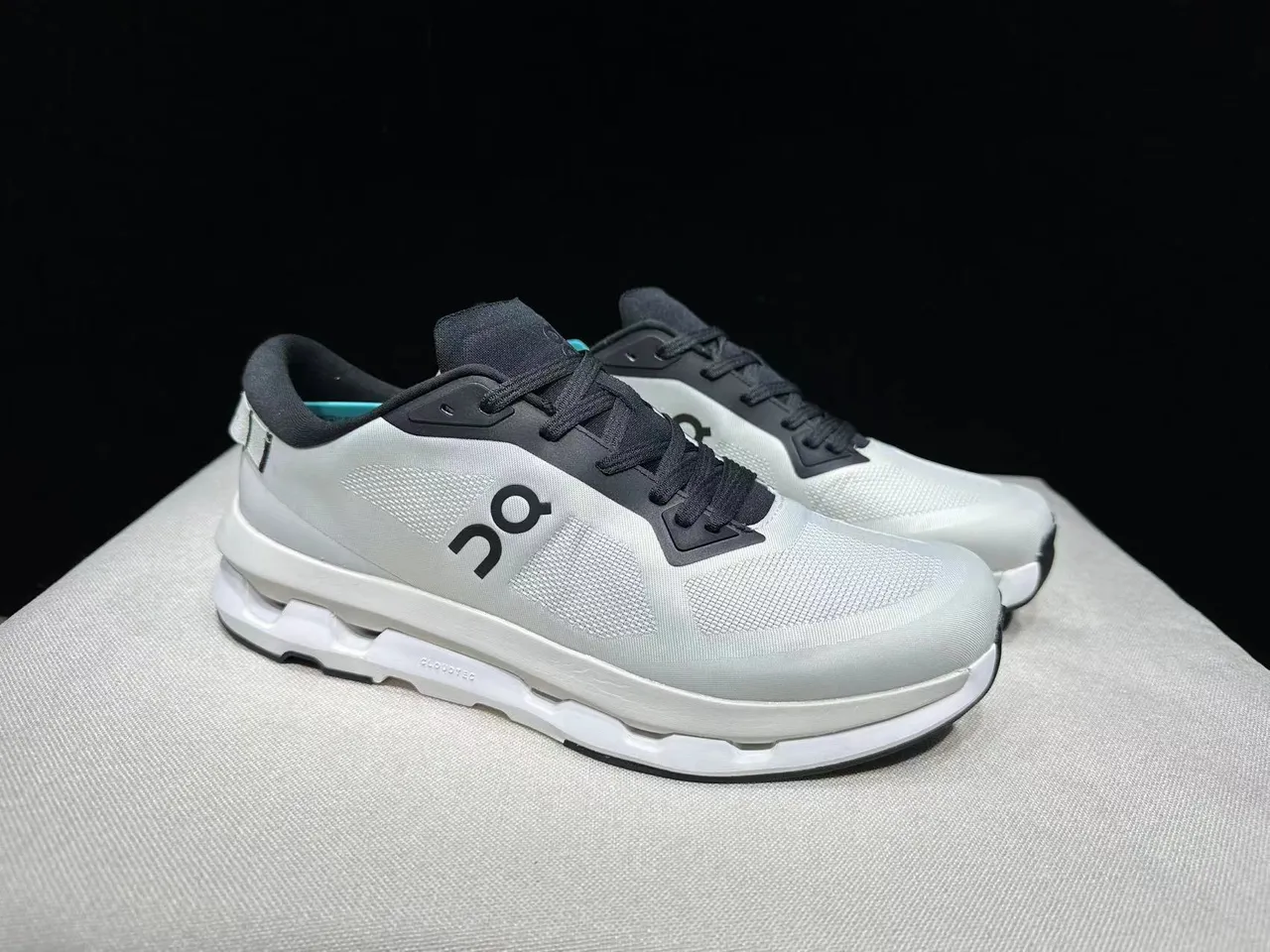 On Cloud blanc et noir empeigne en maille ingenierie sculptée CloudTec medi-soule chaussures de running 9
