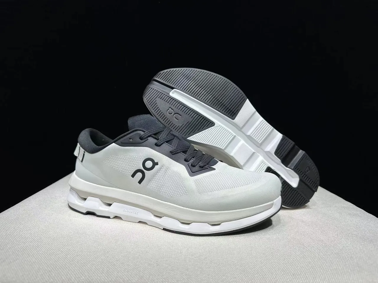 On Cloud blanc et noir empeigne en maille ingenierie sculptée CloudTec medi-soule chaussures de running 10