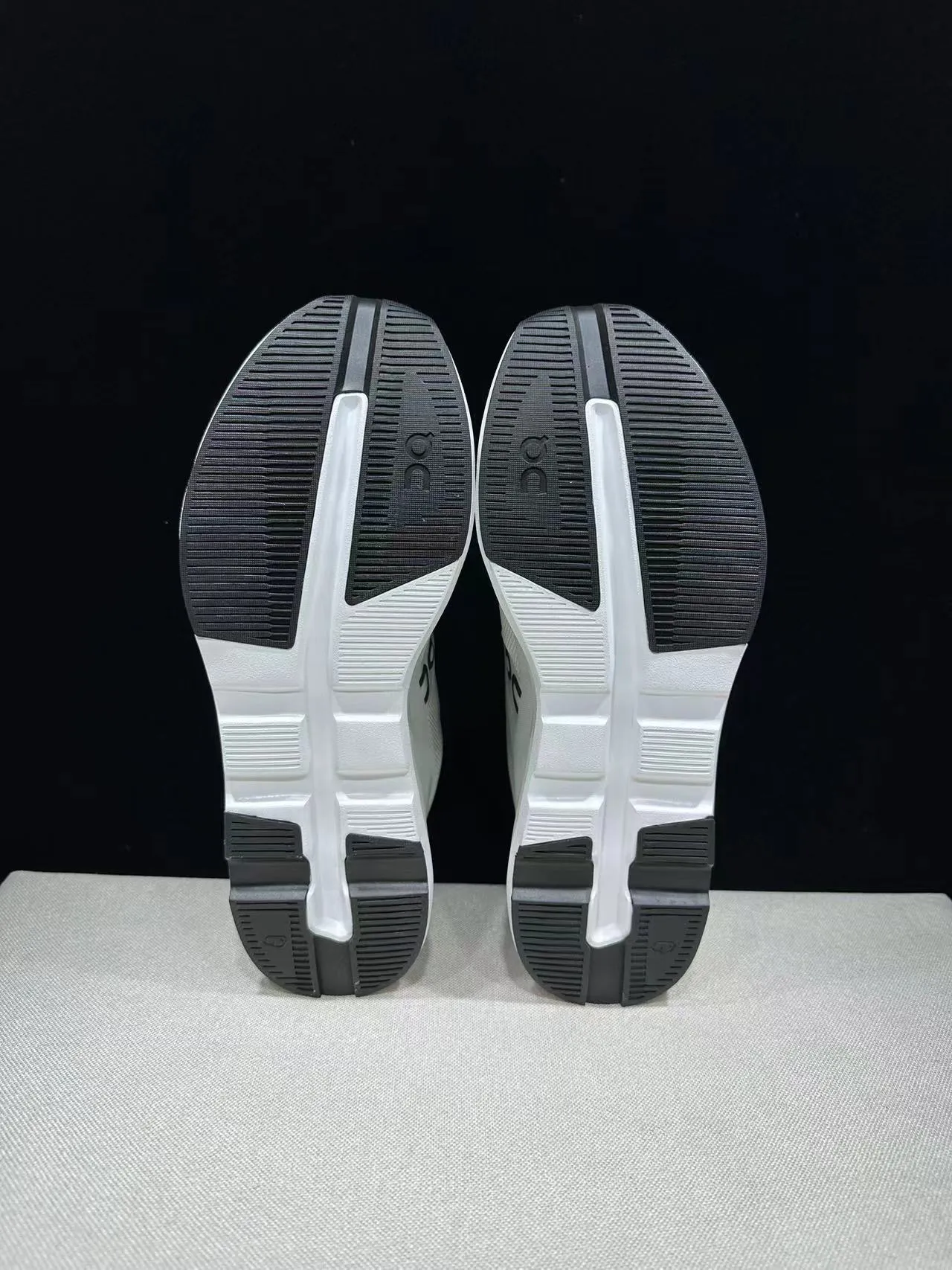 On Cloud blanc et noir empeigne en maille ingenierie sculptée CloudTec medi-soule chaussures de running 11
