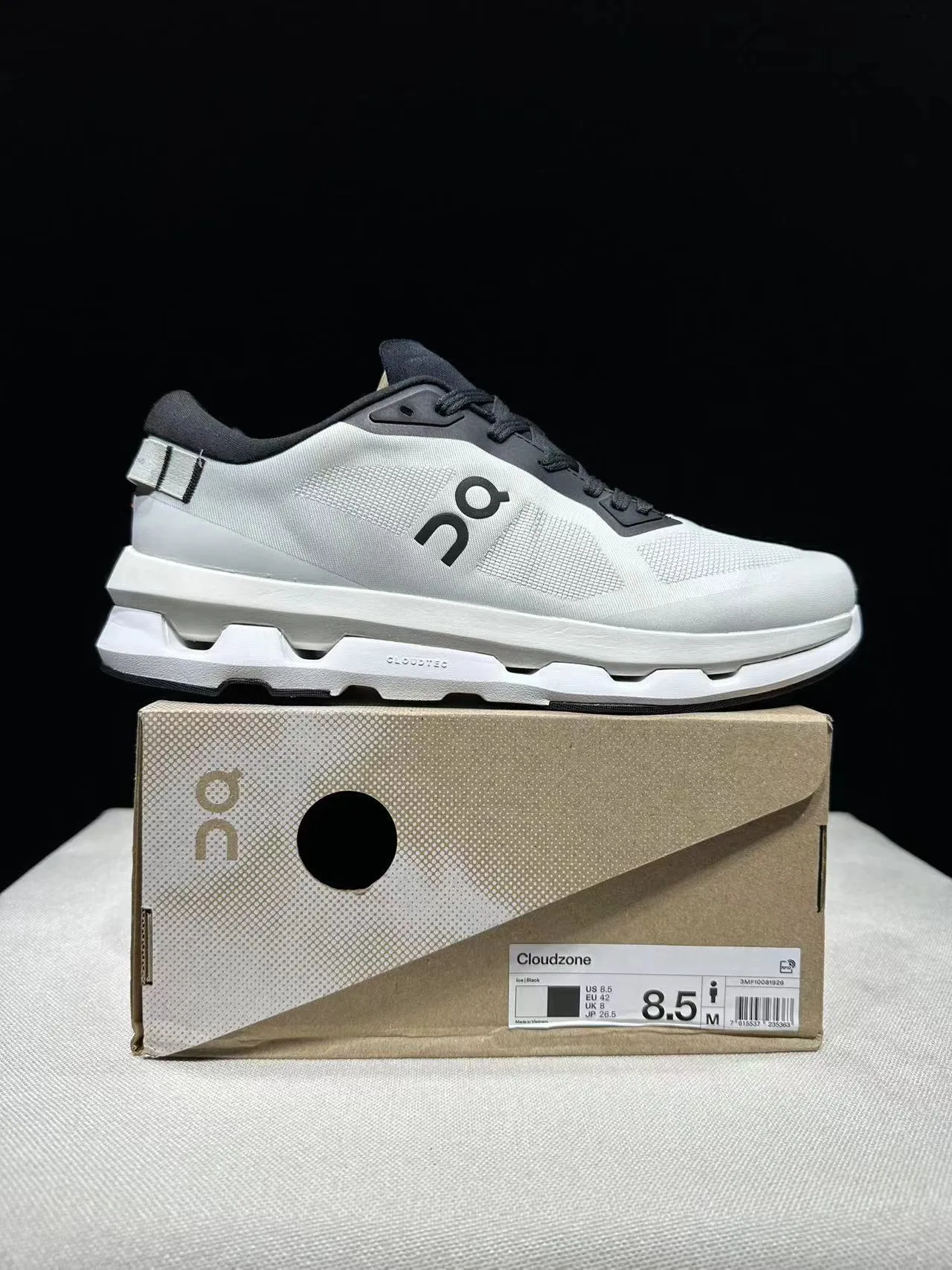 On Cloud blanc et noir empeigne en maille ingenierie sculptée CloudTec medi-soule chaussures de running 12