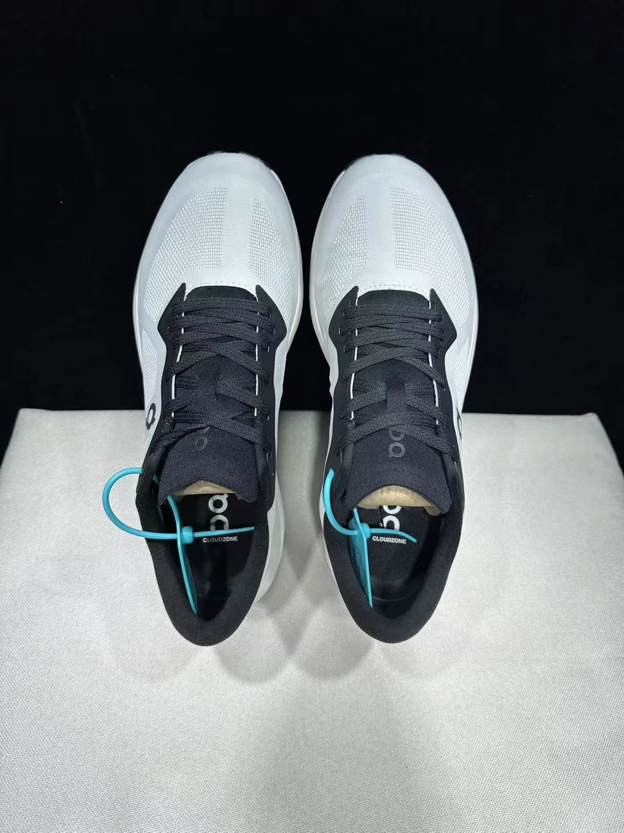 On Cloud blanc et noir empeigne en maille ingenierie sculptée CloudTec medi-soule chaussures de running 13