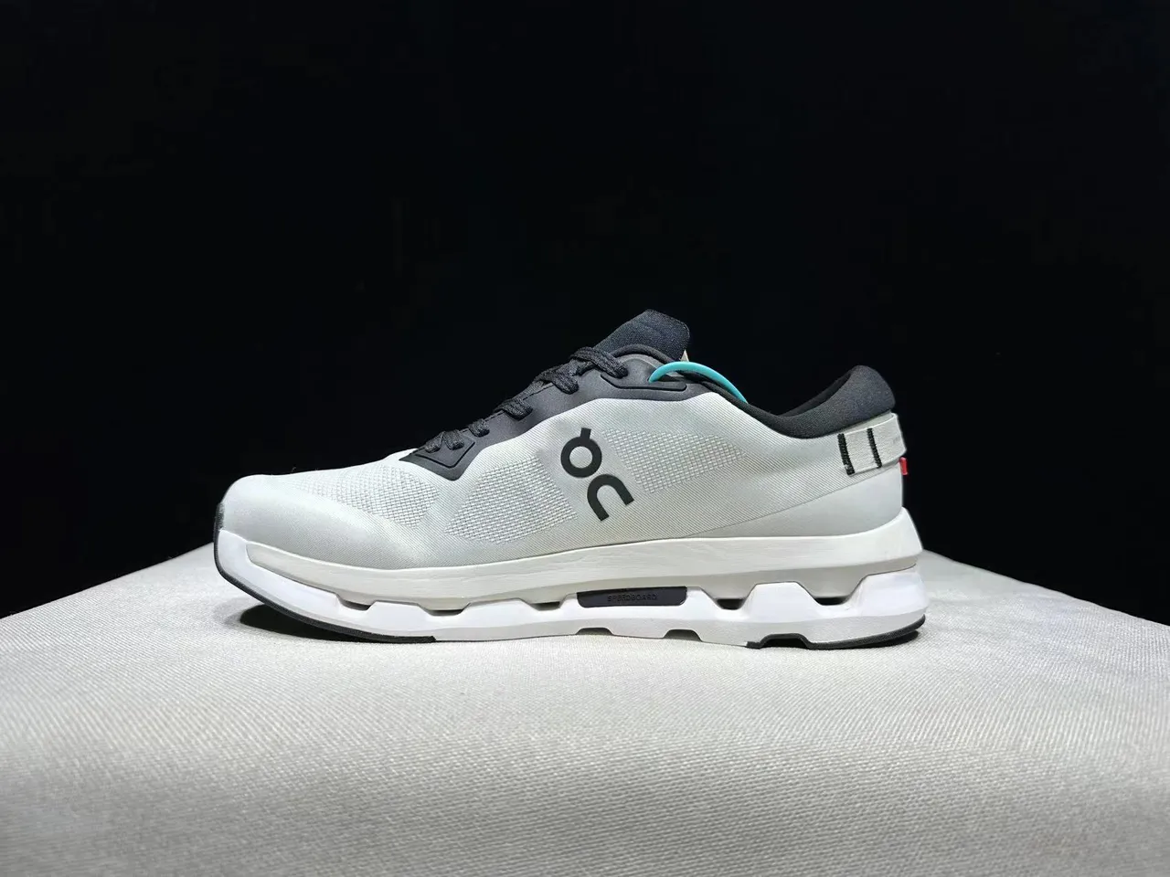 On Cloud blanc et noir empeigne en maille ingenierie sculptée CloudTec medi-soule chaussures de running 14