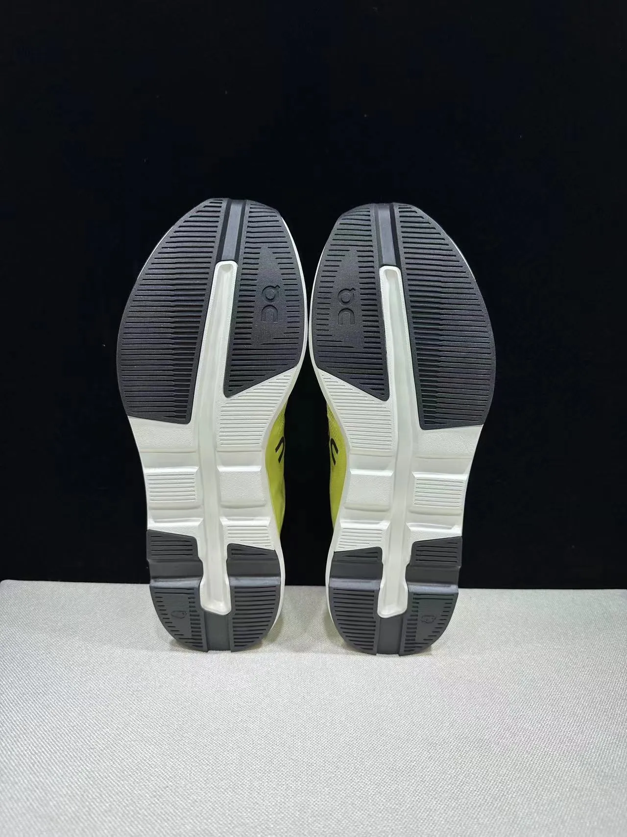 On Cloud blanc et noir empeigne en maille ingenierie sculptée CloudTec medi-soule chaussures de running 15