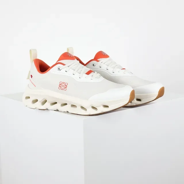 On Cloudmonster Off-White et Orange sneakers lifestyle 3