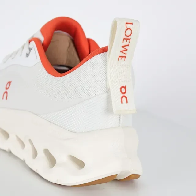 On Cloudmonster Off-White et Orange sneakers lifestyle 4