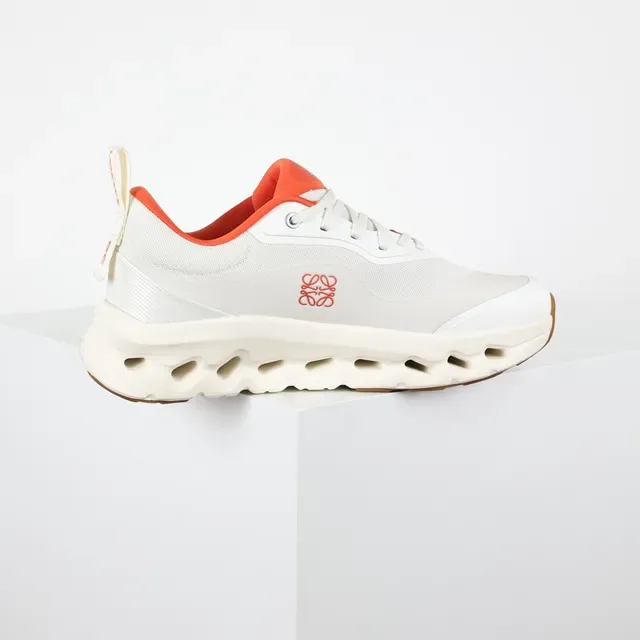 On Cloudmonster Off-White et Orange sneakers lifestyle 7