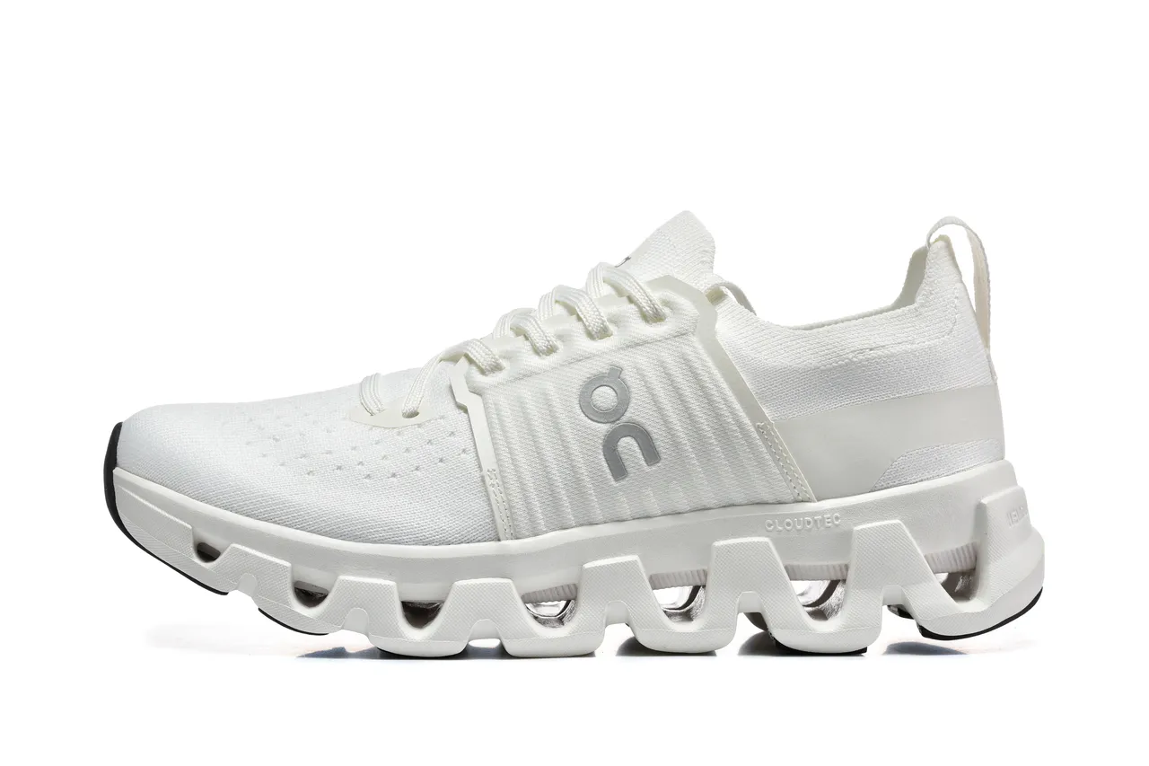 On Chaussures de course avec upper en tricot blanc noir, semelle intermédiaire segmentée CloudTec 5