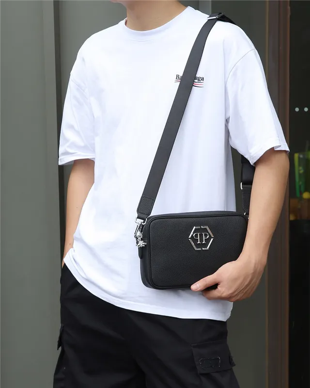 Philipp Plein Noir Argent Cuir Texturé Pebble Hexagonal Plaque Logo PP Sac Messager 10