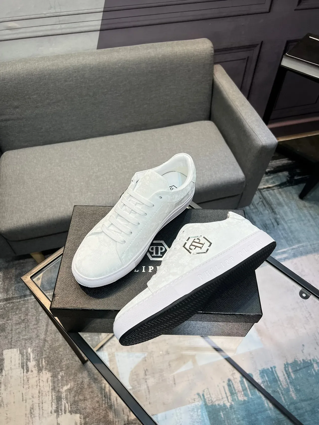 Philipp Plein জীবনযাত্রা স্নিকার সাদা রূপালী নিম্ন টপ স্যুড টেক্সচার্ড জীবনযাত্রা স্নিকার 2
