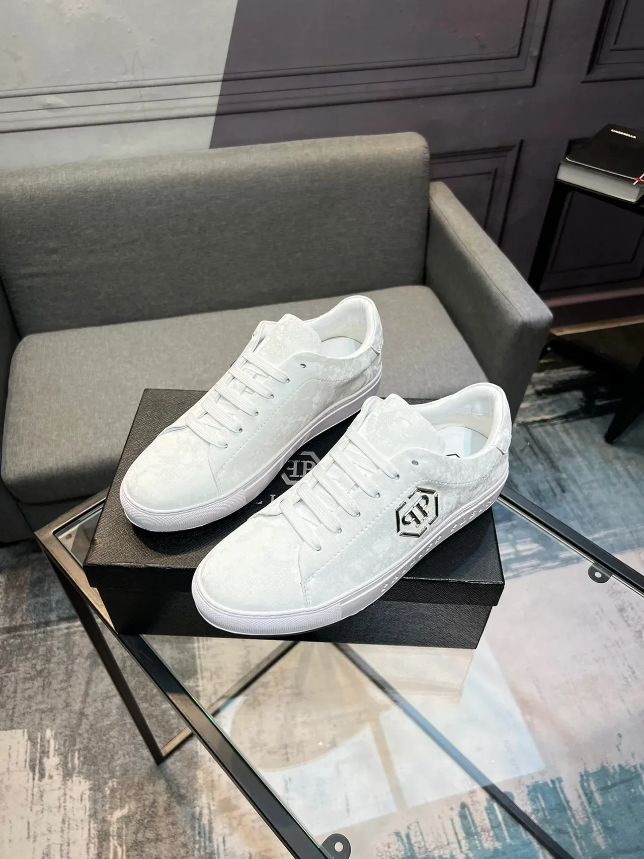 Philipp Plein জীবনযাত্রা স্নিকার সাদা রূপালী নিম্ন টপ স্যুড টেক্সচার্ড জীবনযাত্রা স্নিকার 4