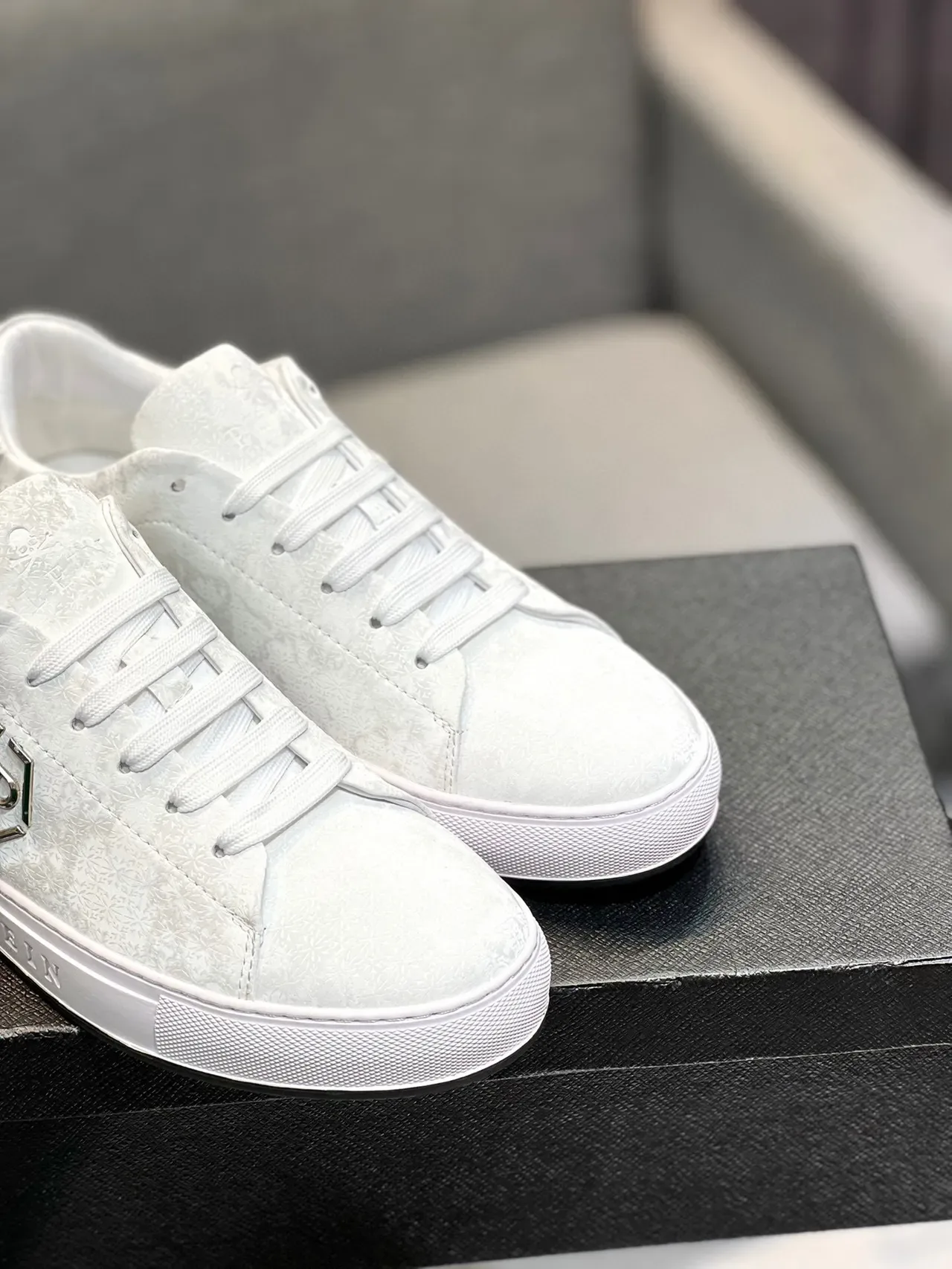 Philipp Plein জীবনযাত্রা স্নিকার সাদা রূপালী নিম্ন টপ স্যুড টেক্সচার্ড জীবনযাত্রা স্নিকার 9