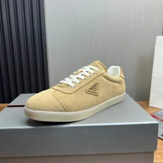 Prada Bege Branco Couro Aveludado Superior Placa de Logo de Metal Triangular Tênis Lifestyle