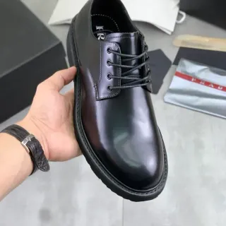 Prada काला चमकदार चमड़े की कैप टो ऑक्सफोर्ड जूते