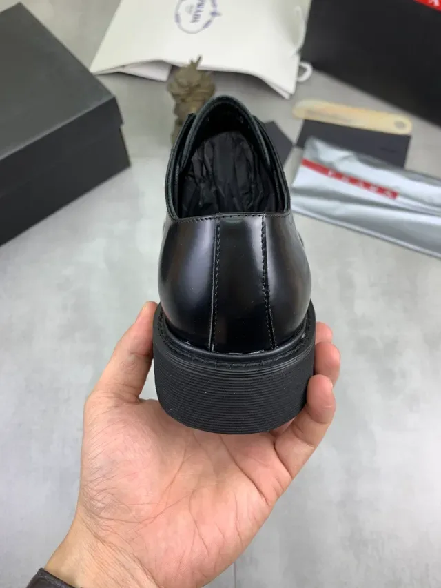 Prada काला चमकदार चमड़े की कैप टो ऑक्सफोर्ड जूते 3