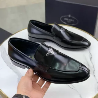Prada Mocasín de Cuero Negro Brillante con Placa de Logo Metálica Triangular