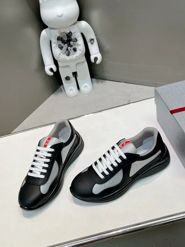 Prada Zapatillas Lifestyle Negros y Grises Low-Top con Paneles de Cuero y Malla 2