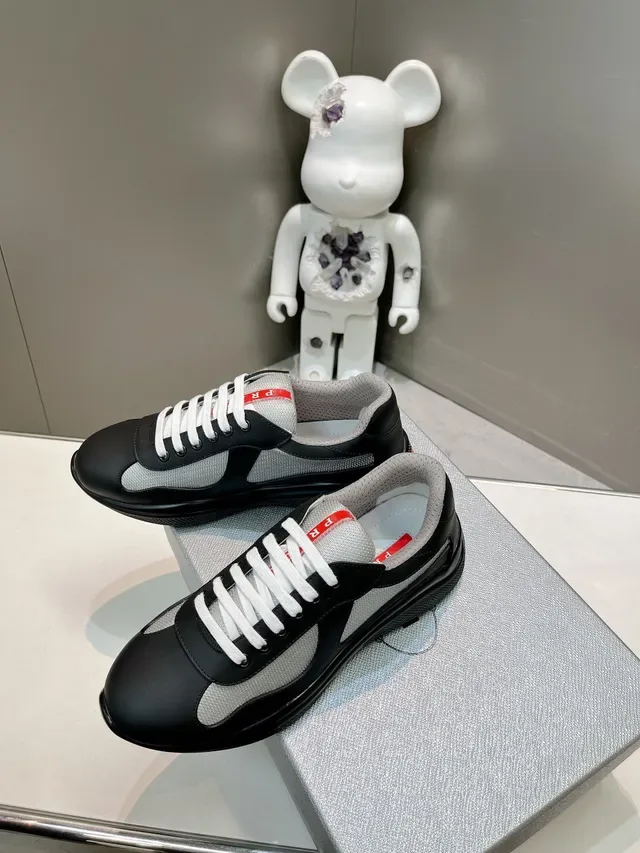 Prada Zapatillas Lifestyle Negros y Grises Low-Top con Paneles de Cuero y Malla 3
