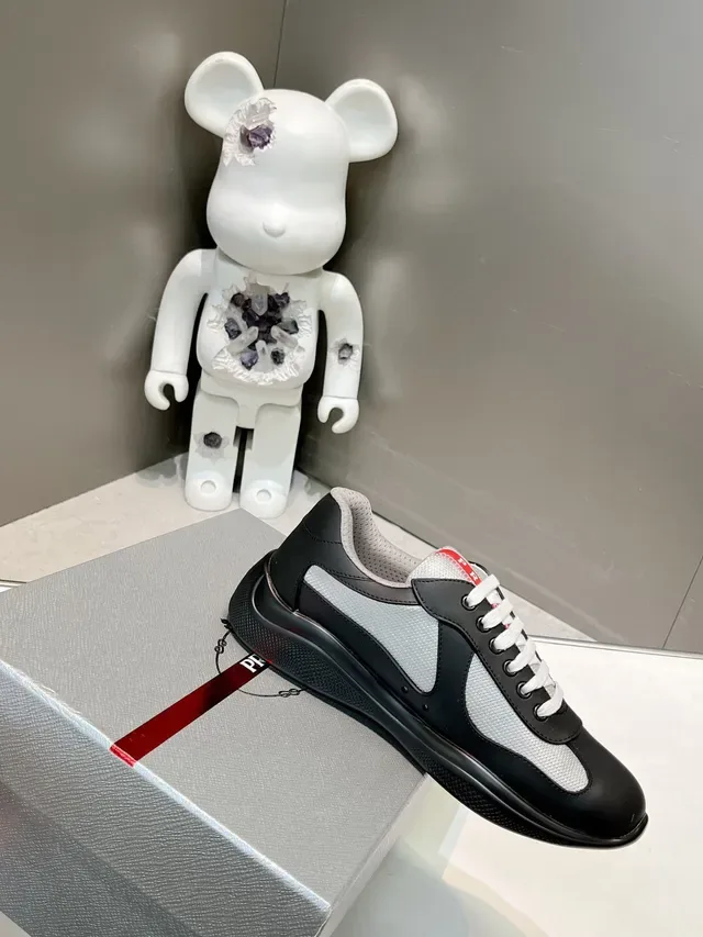 Prada Zapatillas Lifestyle Negros y Grises Low-Top con Paneles de Cuero y Malla 4