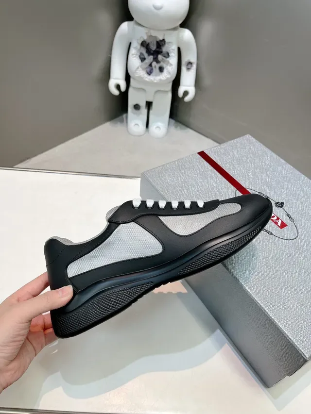 Prada Zapatillas Lifestyle Negros y Grises Low-Top con Paneles de Cuero y Malla 5