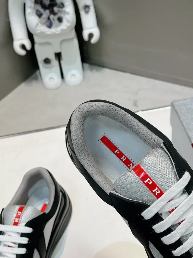 Prada Zapatillas Lifestyle Negros y Grises Low-Top con Paneles de Cuero y Malla 6