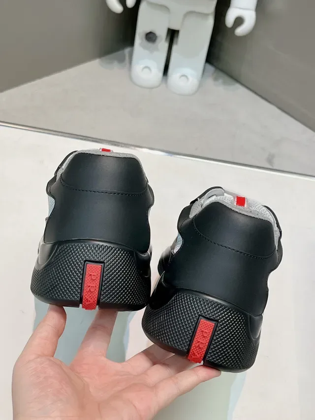 Prada Zapatillas Lifestyle Negros y Grises Low-Top con Paneles de Cuero y Malla 7