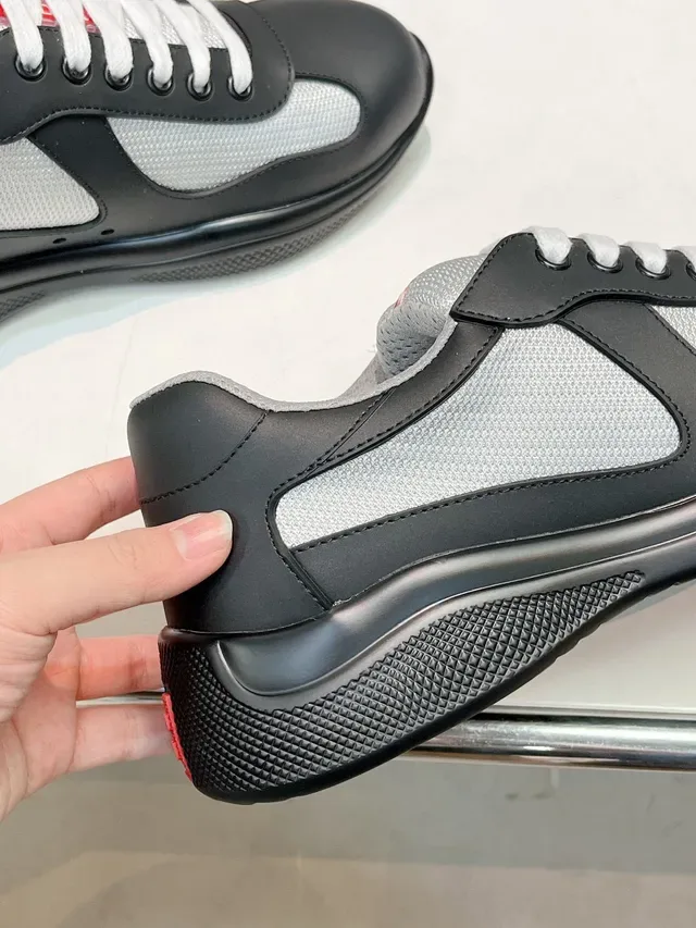 Prada Zapatillas Lifestyle Negros y Grises Low-Top con Paneles de Cuero y Malla 8