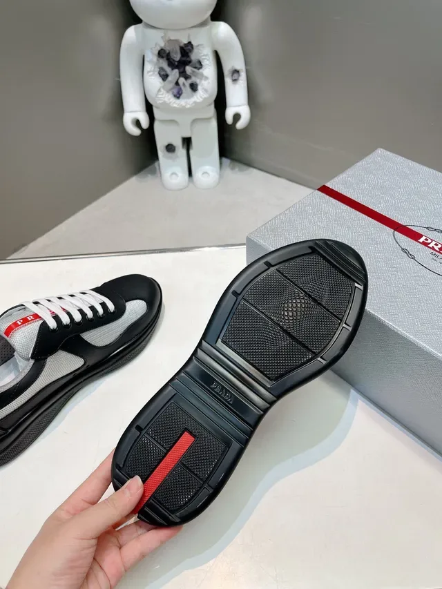 Prada Zapatillas Lifestyle Negros y Grises Low-Top con Paneles de Cuero y Malla 9