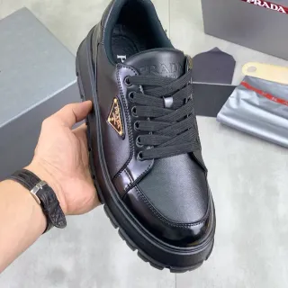 Prada काला प्लेटफॉर्म सोल मिश्रित चमड़ा फिनिश मोटी स्नीकर