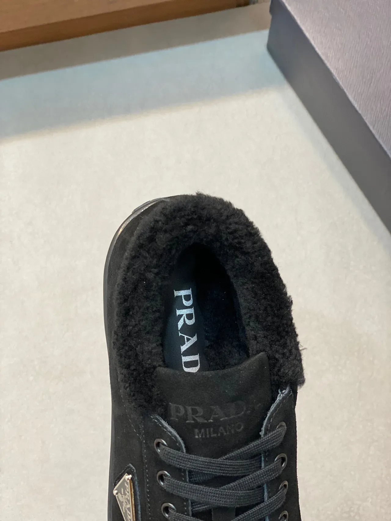 Prada Sneakers Lifestyle Noir Daim Col de Shearling 4