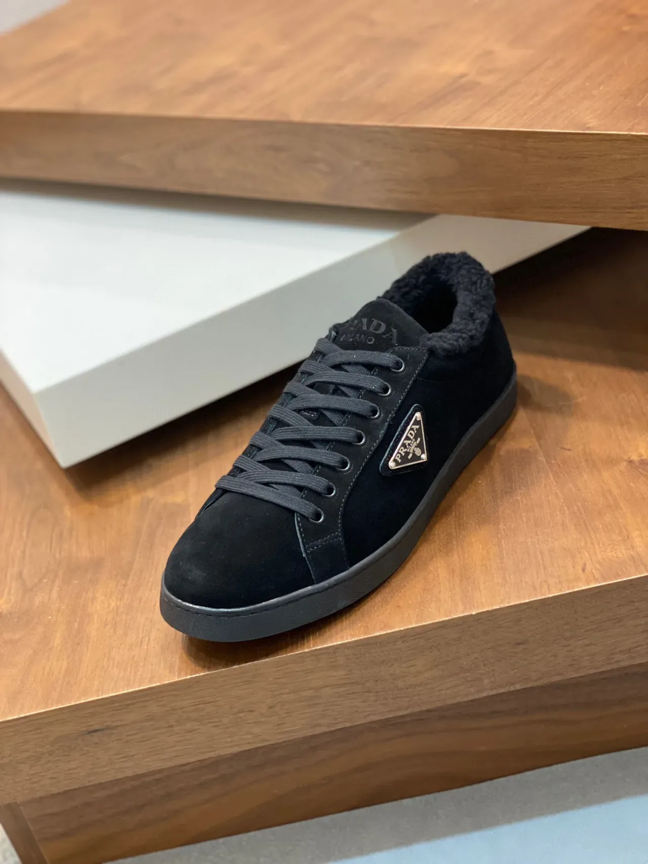 Prada Sneakers Lifestyle Noir Daim Col de Shearling 5