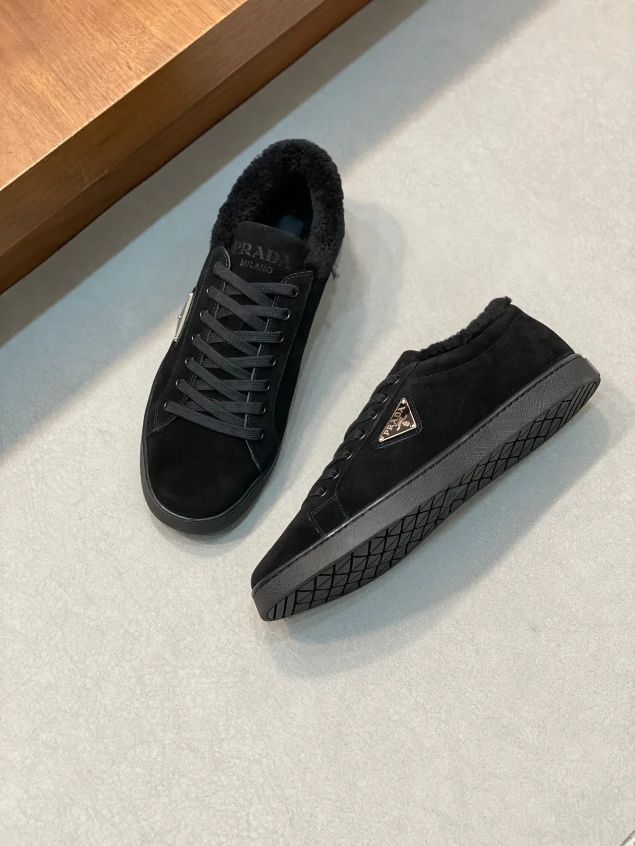 Prada Sneakers Lifestyle Noir Daim Col de Shearling 6