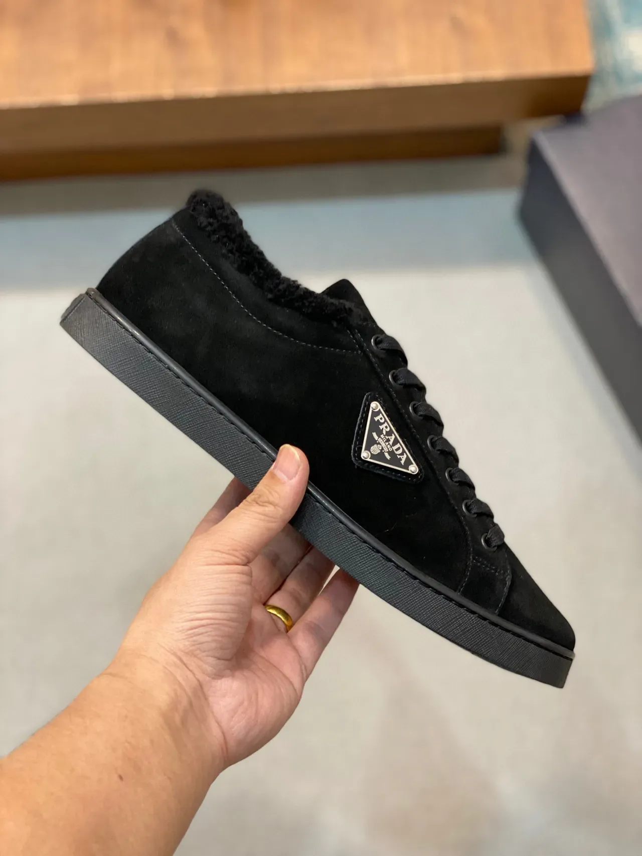 Prada Sneakers Lifestyle Noir Daim Col de Shearling 7