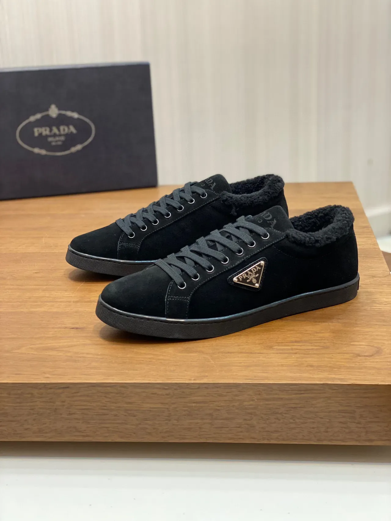 Prada Sneakers Lifestyle Noir Daim Col de Shearling 8