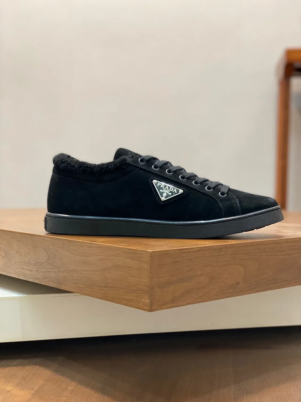 Prada Sneakers Lifestyle Noir Daim Col de Shearling 9